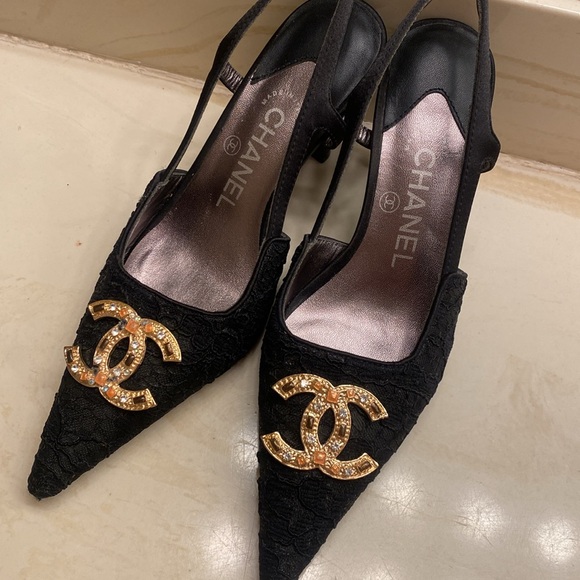 CHANEL SIZE 38C black lace sling back heels CC gold medallion vintage - Picture 4 of 9